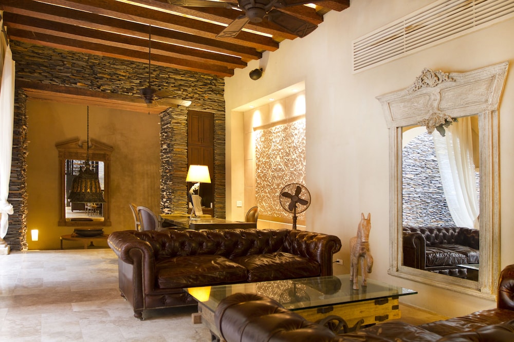 Bastion Luxury Hotel 14/75