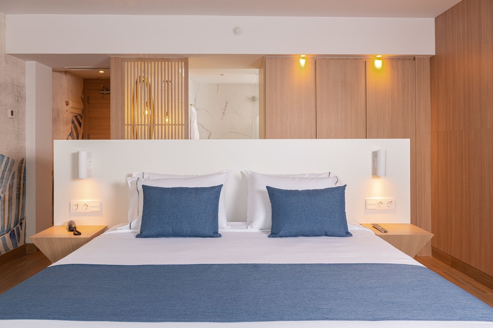 L Azure Hotel 23/64