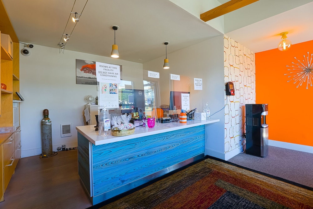 Lobby at Coast River Inn by OYO Seaside, SEASIDE - OR