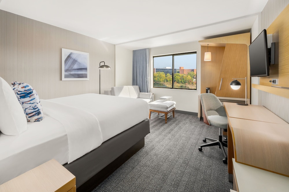 غرفة بسريرين كوين بإطلالة على النهر مع أريكة، Courtyard By Marriott Columbus Phenix City 2/4