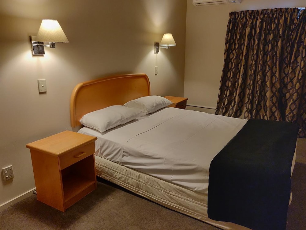 RAYLAND EPSOM MOTEL 17/36
