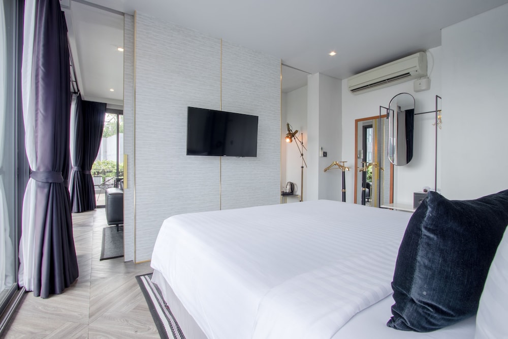 EXECUTIVE, SUITE