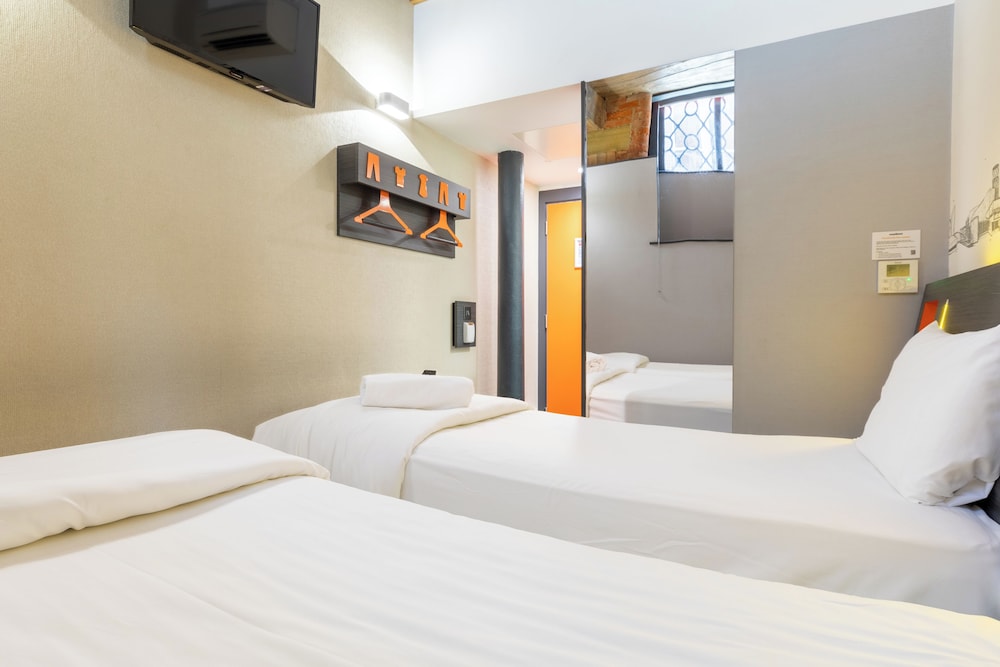 Twin Room on Lower Ground