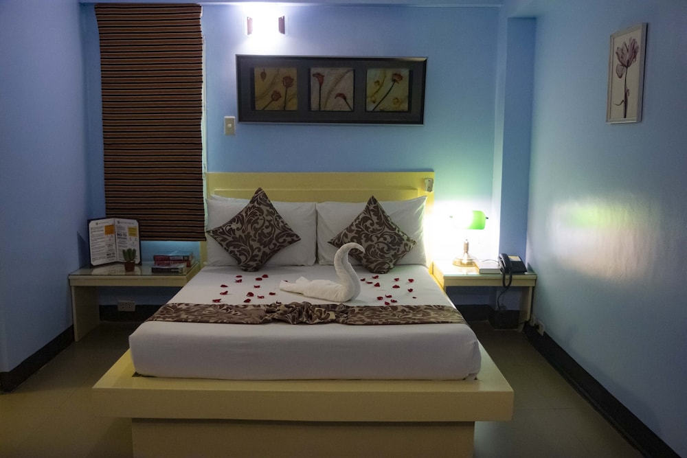 STANDARD, QUEEN BED