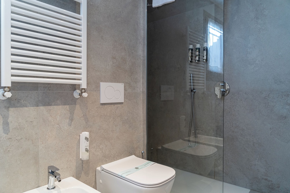 غرفة كومفورت بسرير مزدوج أو سريرين منفصلين بإطلالة على البحيرة بشرفة، Hotel Desiree 5/8