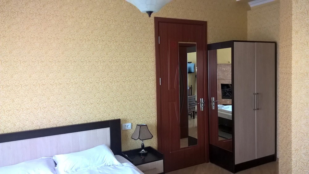 ISAKA HOTEL 31/74