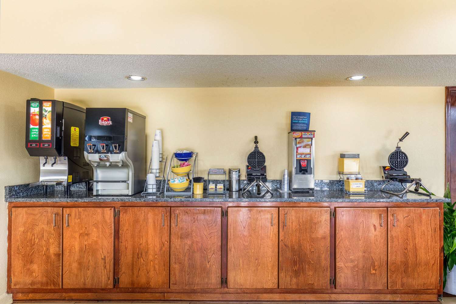 Days Inn by Wyndham Florence/I-95 North 17/42