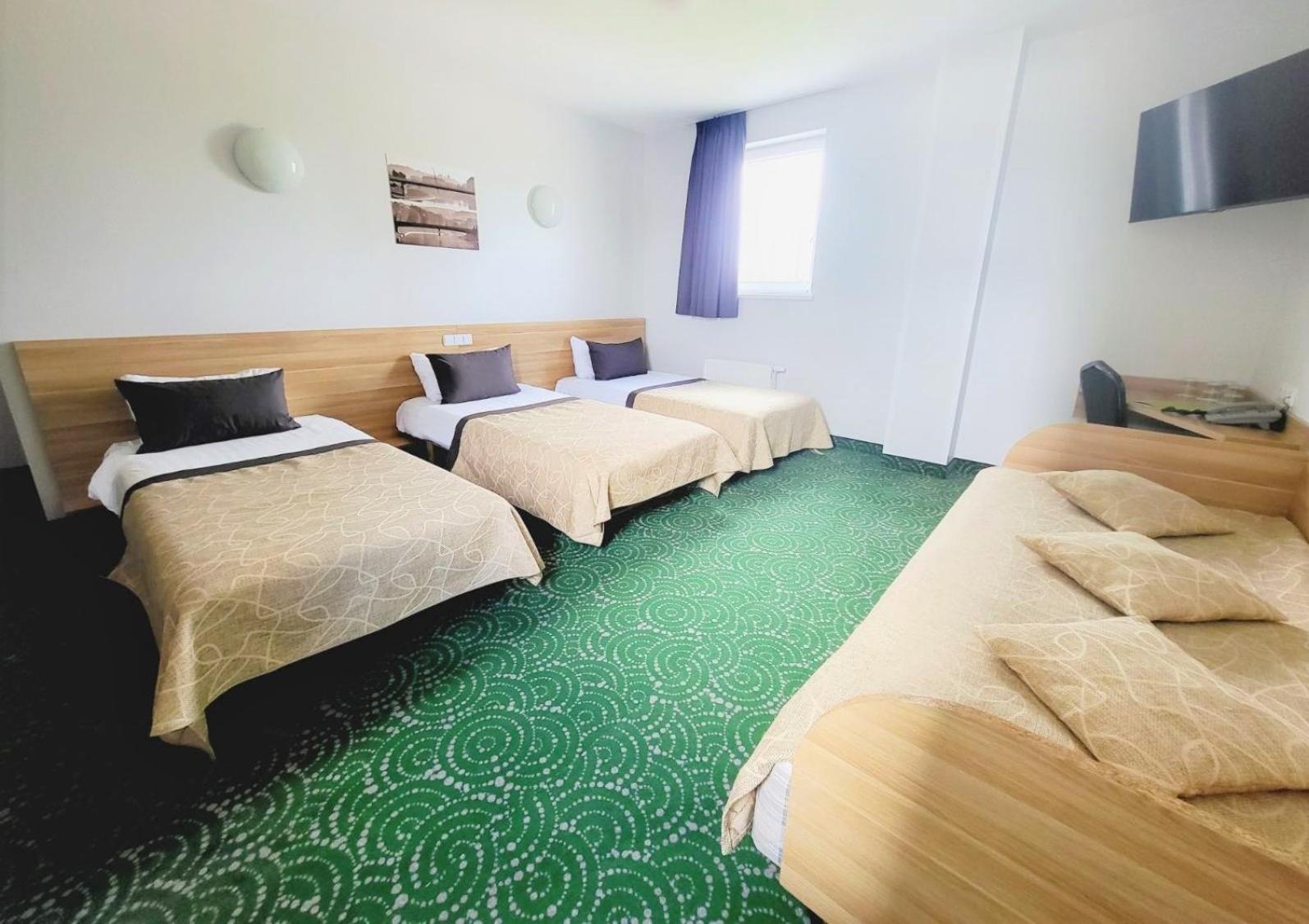 ROOM, QUADRUPLE
