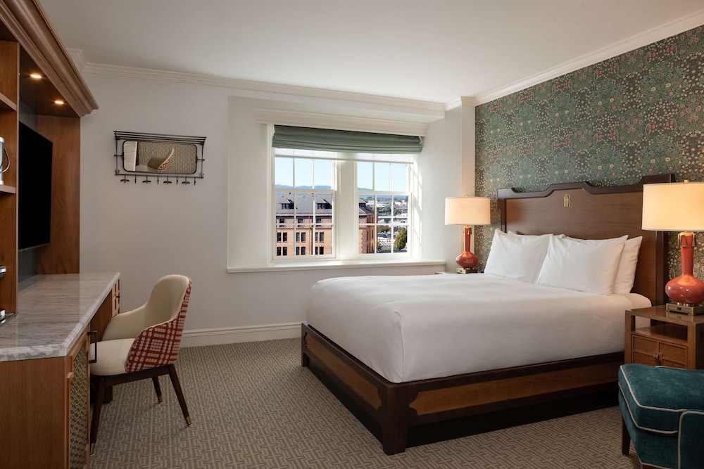 ROOM, QUEEN BED