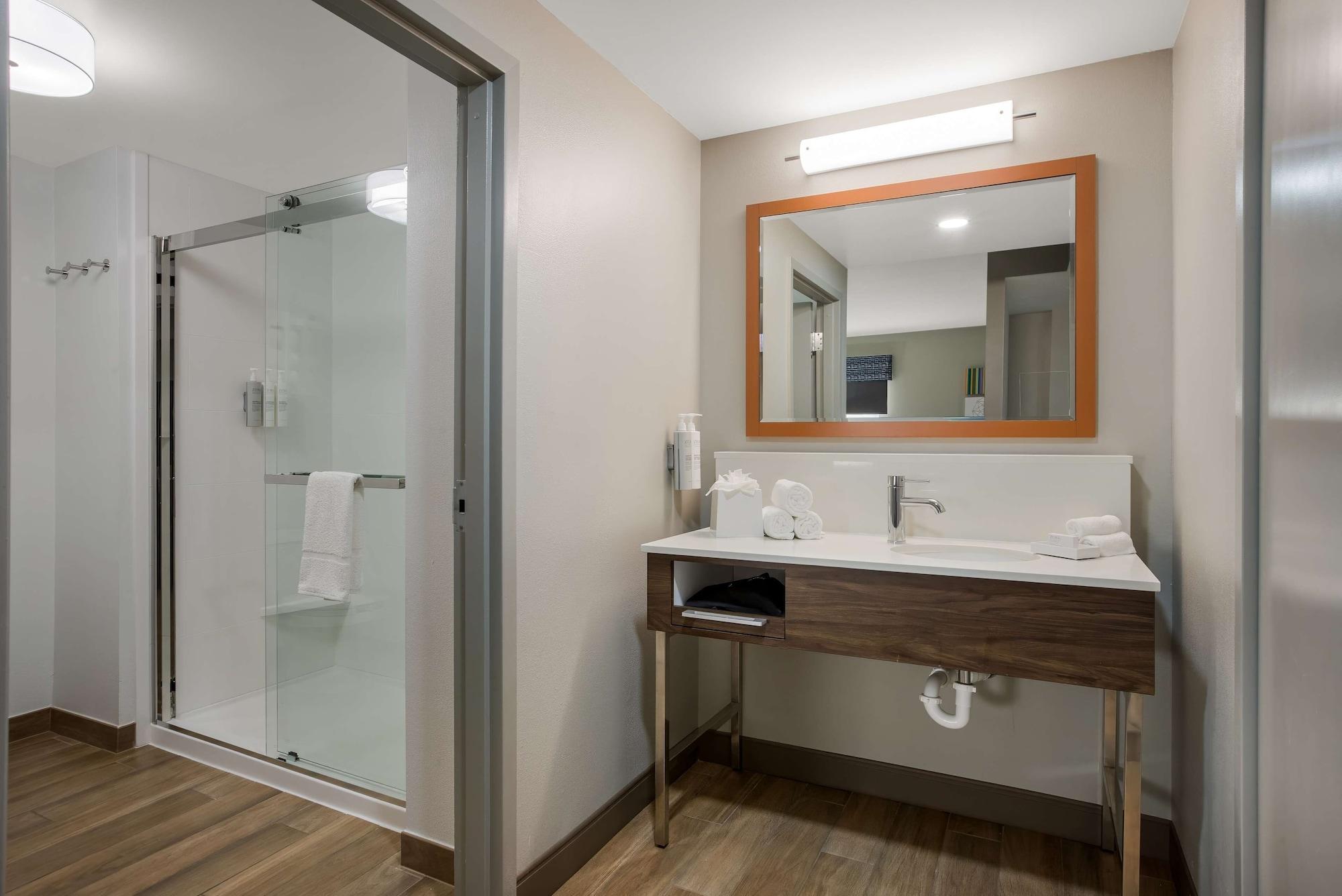 1 Bedroom, Suite, Hampton Inn Linden 2/3