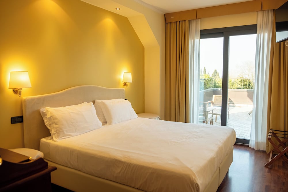 2 BEDROOMS, SUPERIOR, SUITE, QUEEN AND TWIN BEDS, LAKE VIEW