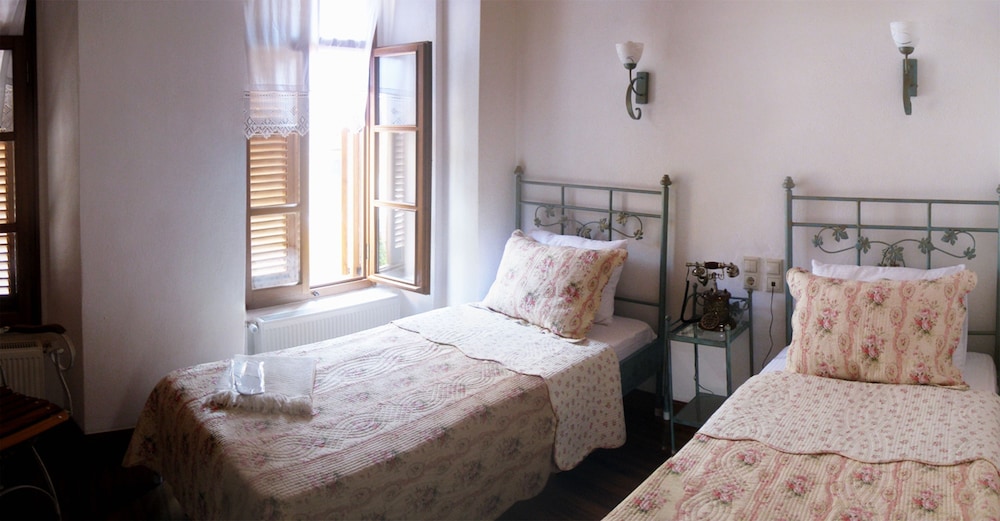 Etrangers Hotel 11/51