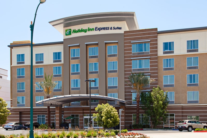 Holiday Inn Express & Suites Anaheim Resort Area 6/58