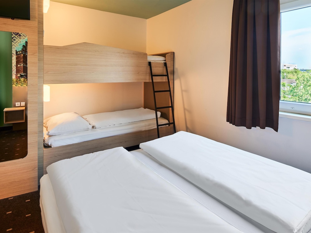 Room, Quadruple, Bunk Bed, Queen Bed, B&B Hotel Darmstadt 5/7