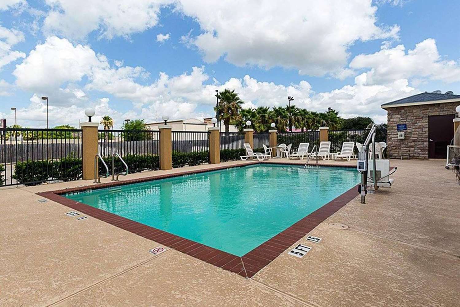 Days Inn and Suites by Wyndham Houston / West Energy Corridor 36/36