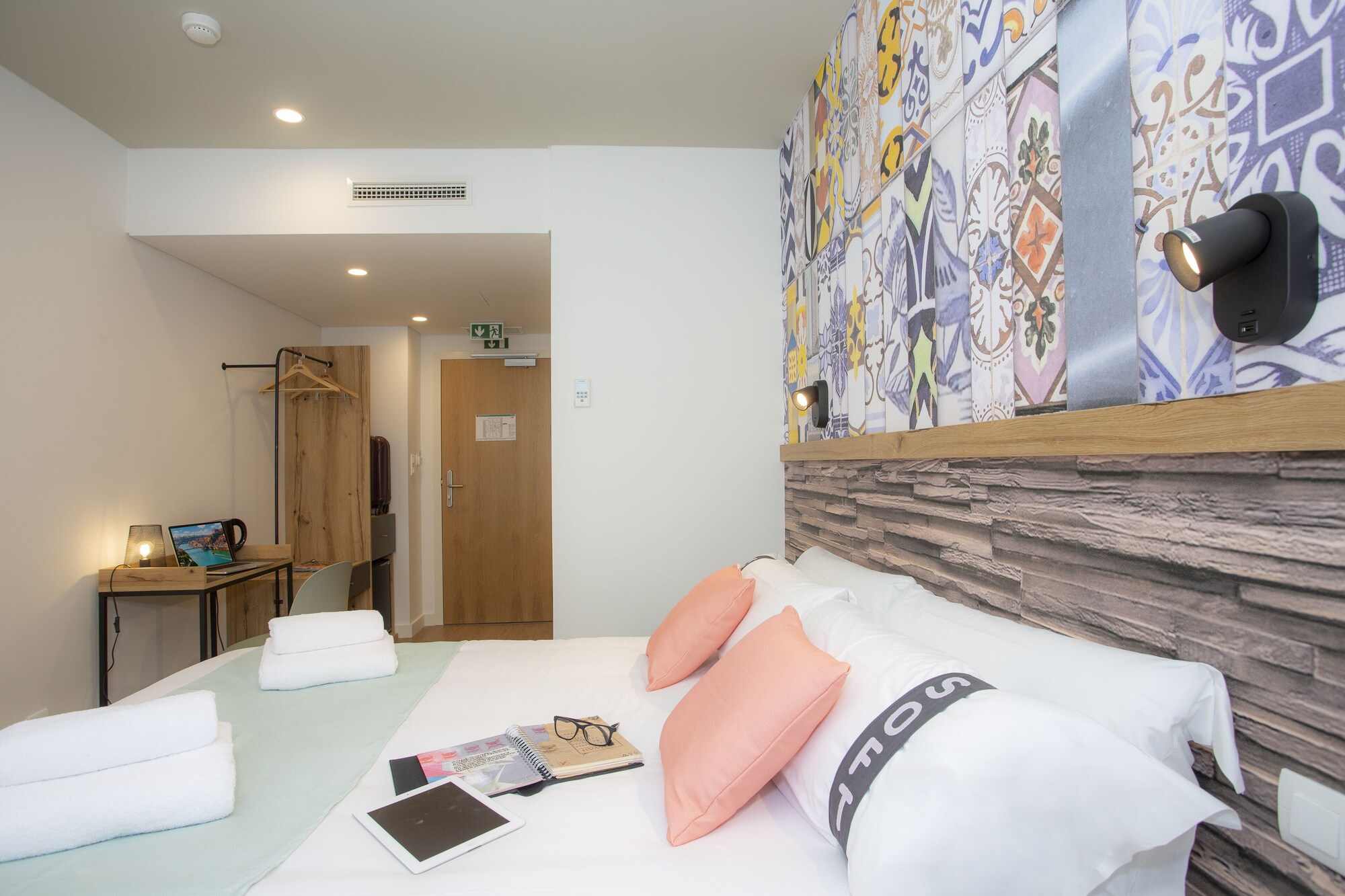 ROOM, QUEEN BED, CITY VIEW, BALCONY