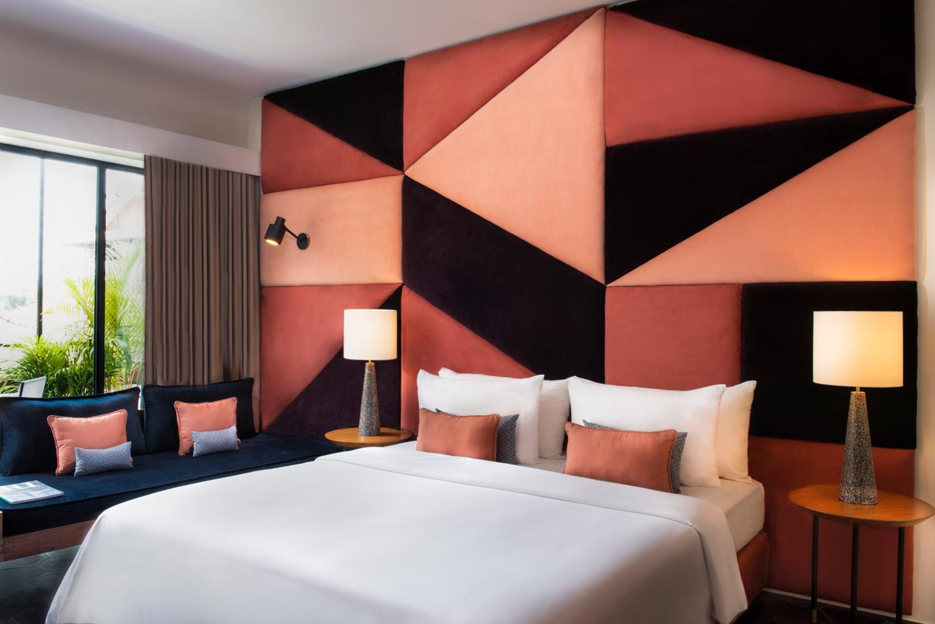 DELUXE, DOUBLE OR TWIN BED