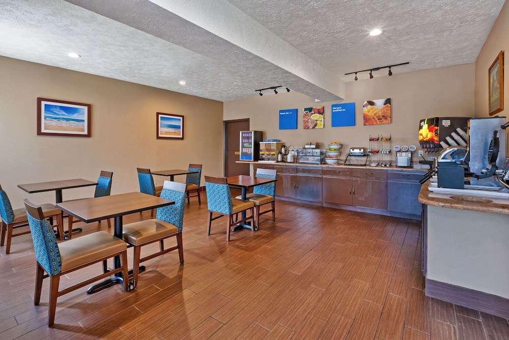 Comfort Inn Whitehall Near Michigan s Adventure 34/36