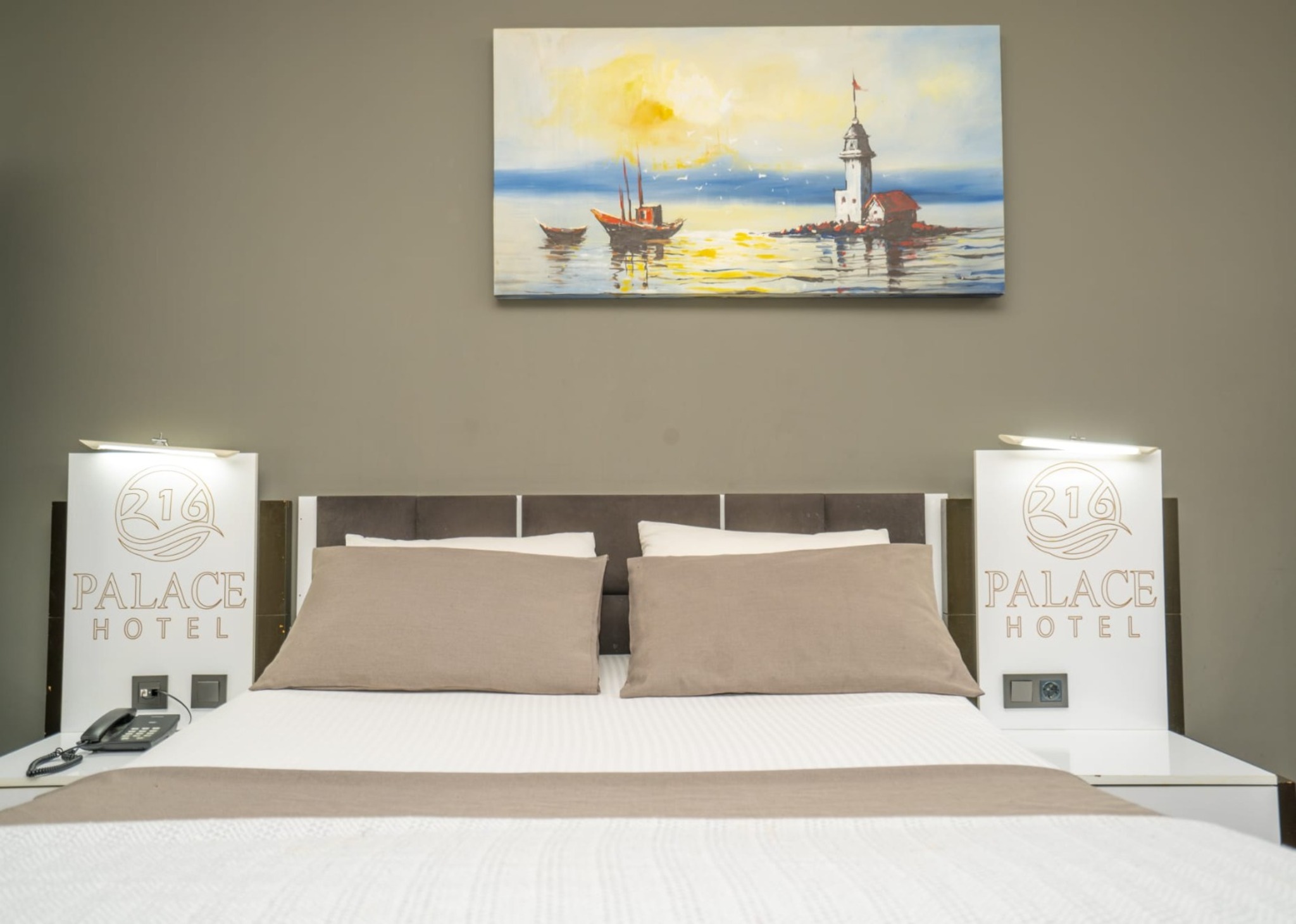 216 Palace Suite 2/19