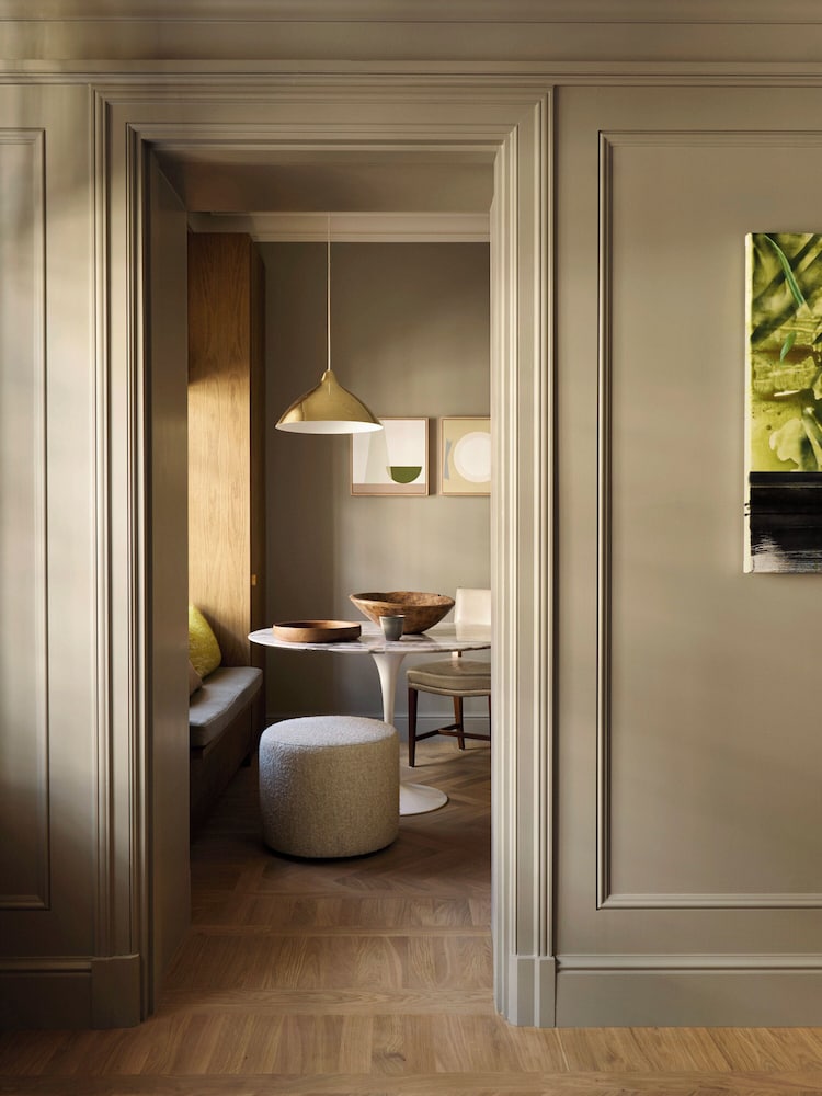 RESIDENTIAL, TYPE B, SUPERIOR, SUITE, KING BED, CITY VIEW
