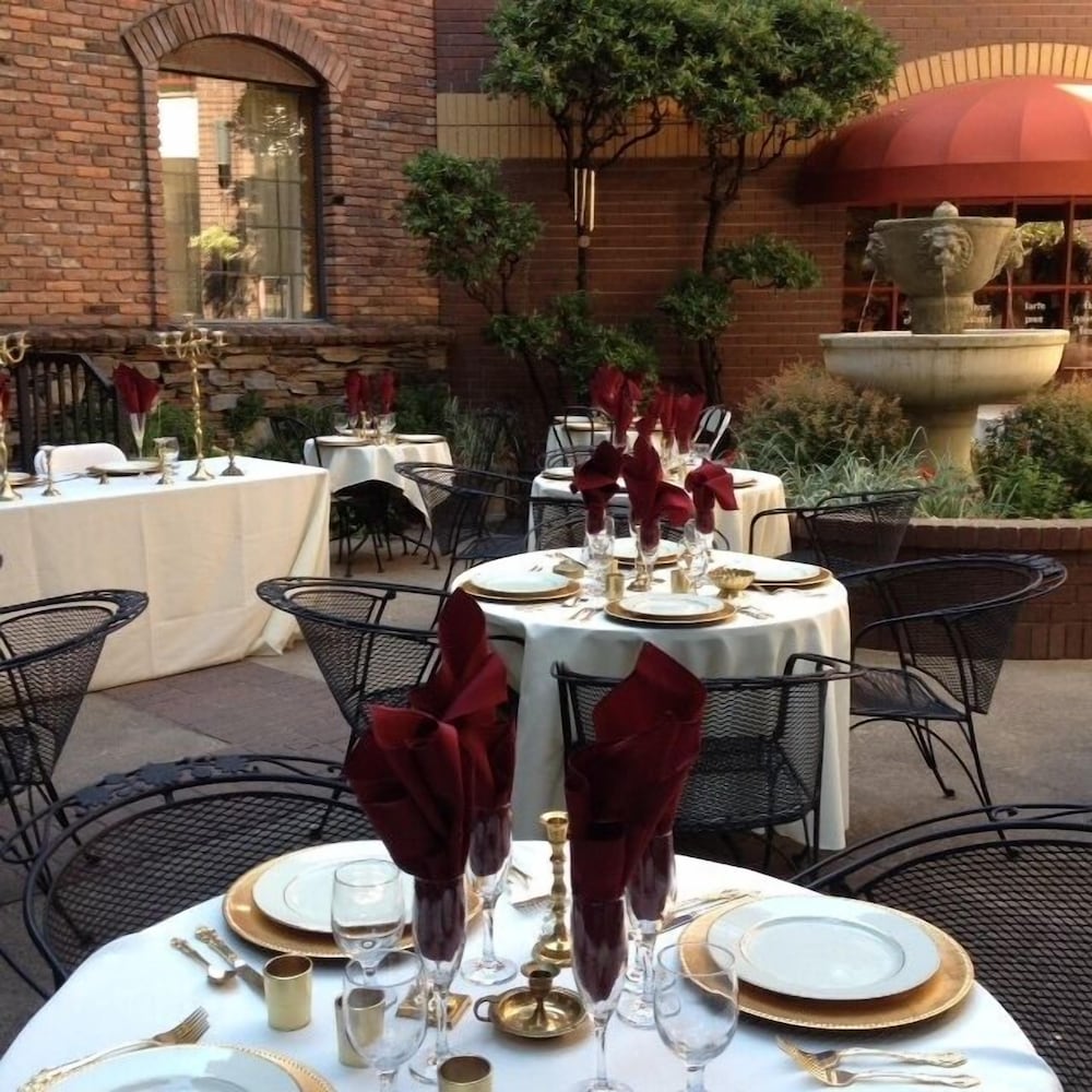 Historic Cary House Hotel 40/51