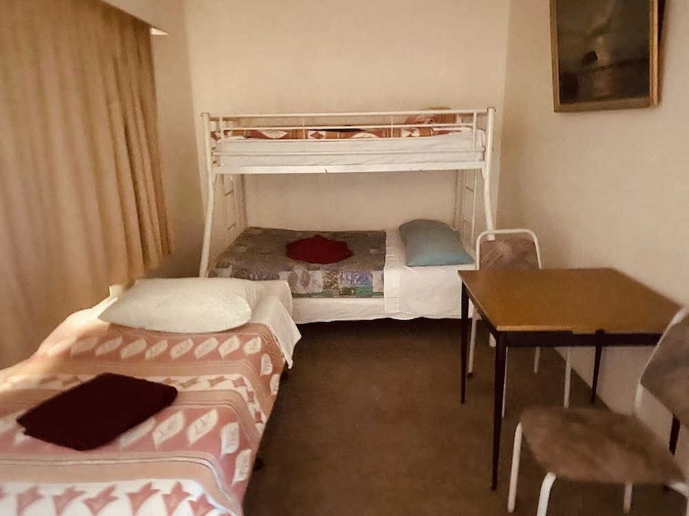 INLAND OASIS MOTEL 38/68