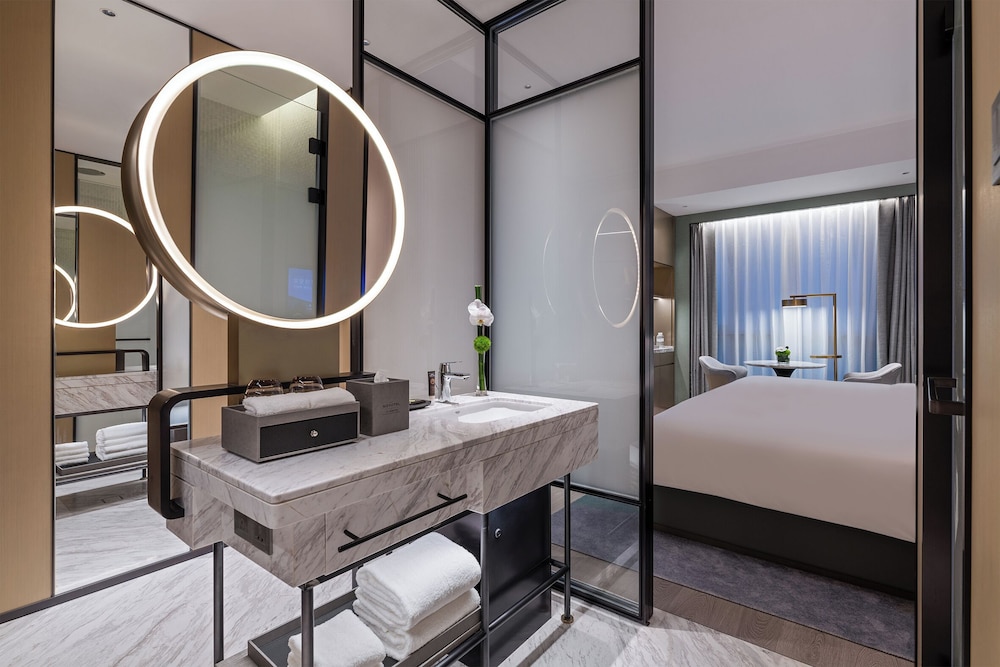 Hollywood, Superior, King Bed, Garden Side، Novotel Shanghai Wanyuan 3/3