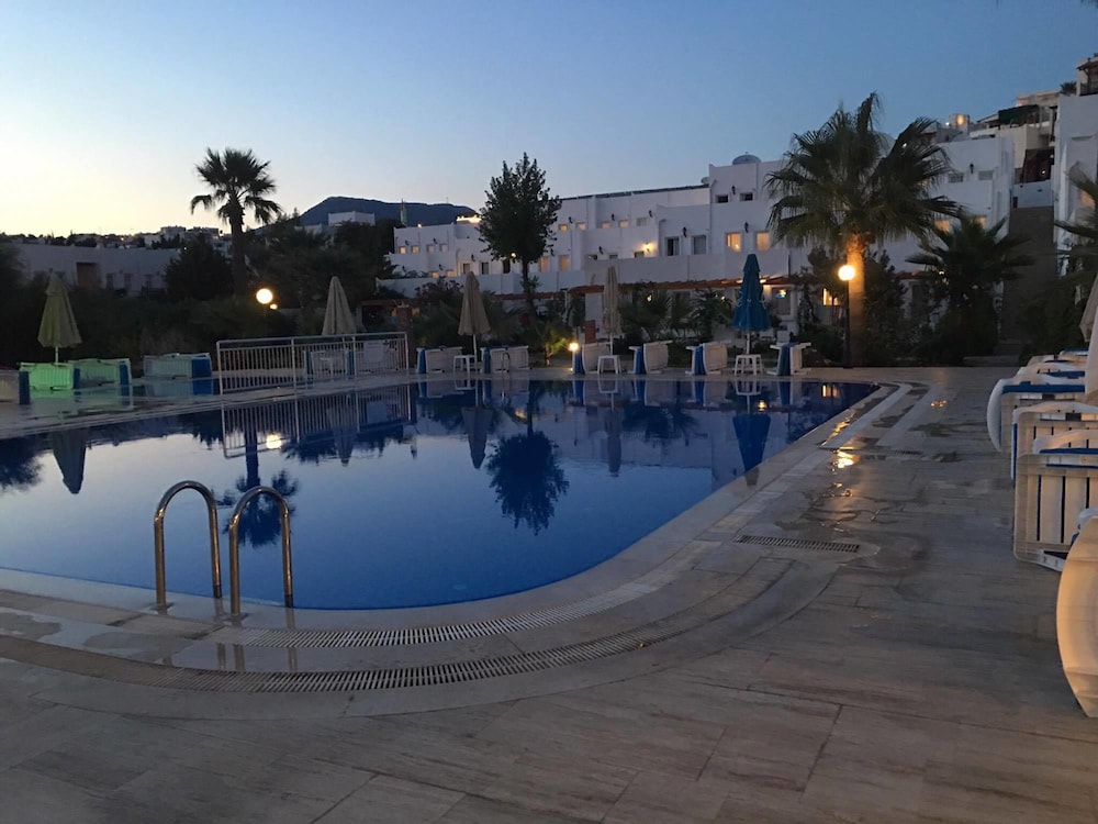 Nagi Beach Hotel 64/70