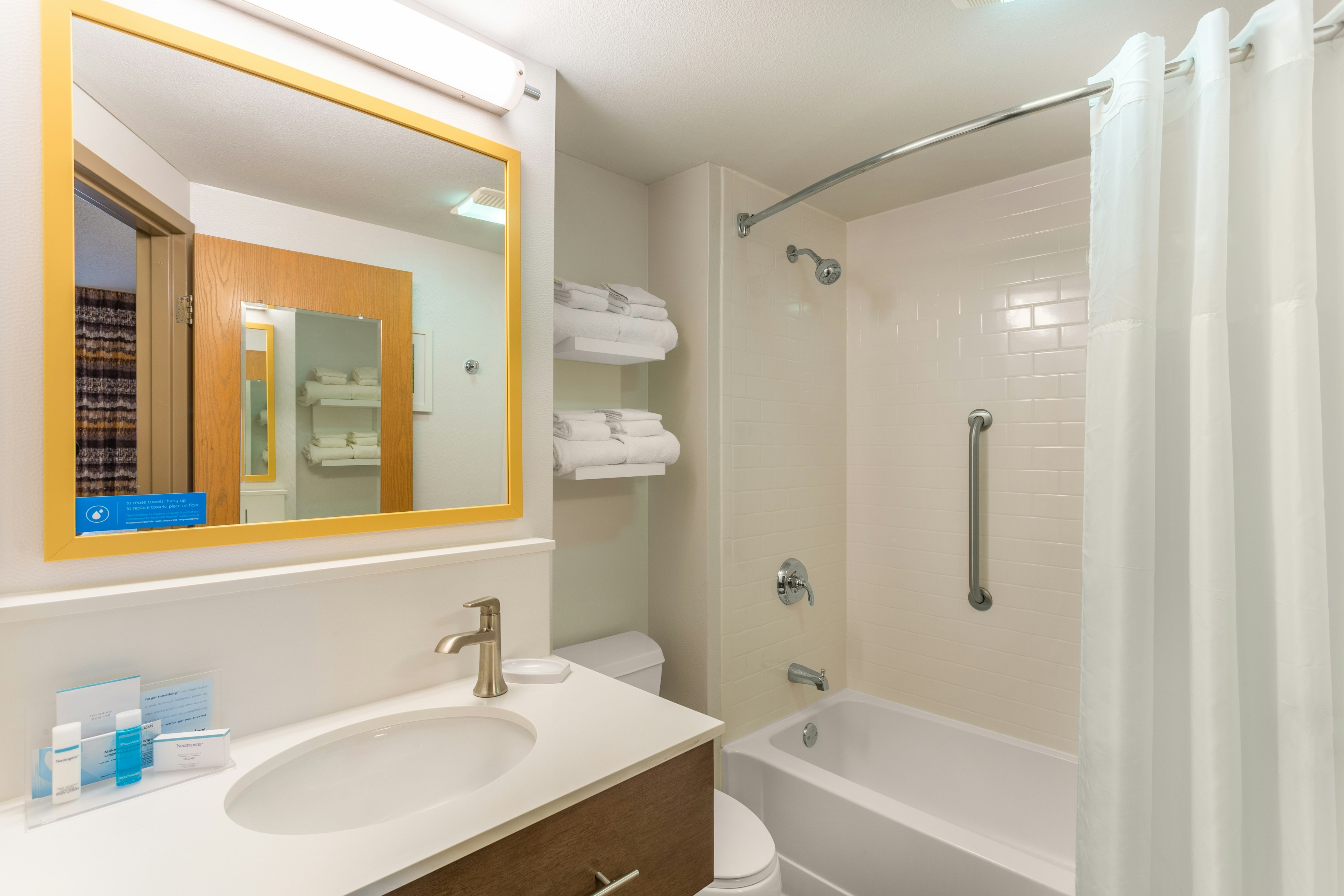 ROOM, KING BED, ACCESSIBLE