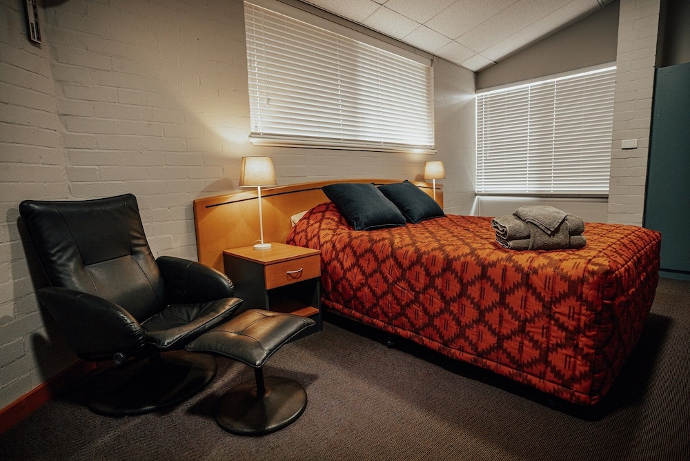 SEASONS HOTEL NEWMAN 33/44