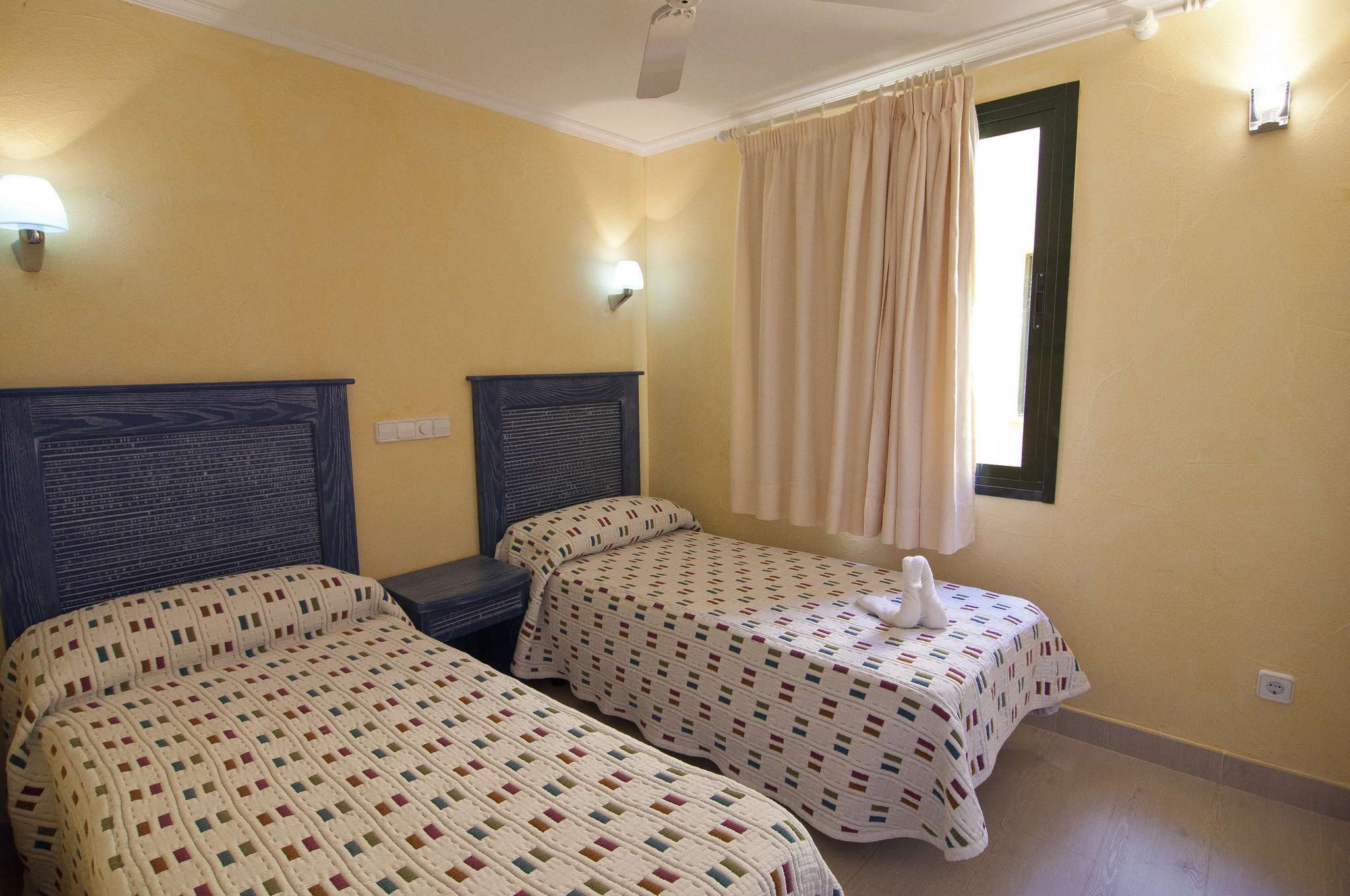 2 Bedrooms, Cuqui Royal, Apartment, Side Sea View