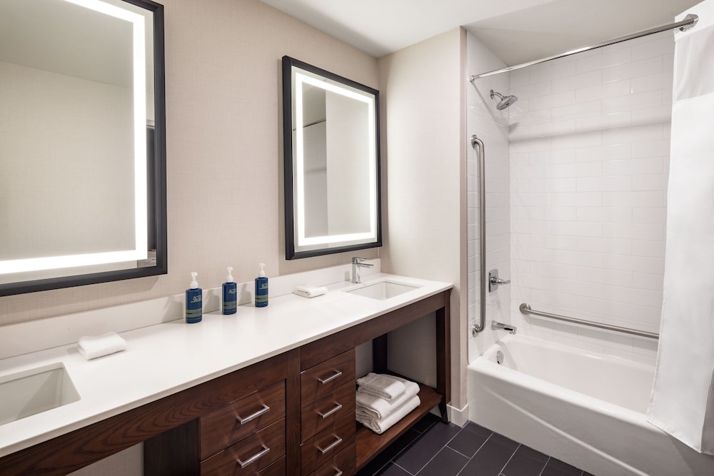 Four Points by Sheraton Penticton at the Convention Centre 42/44