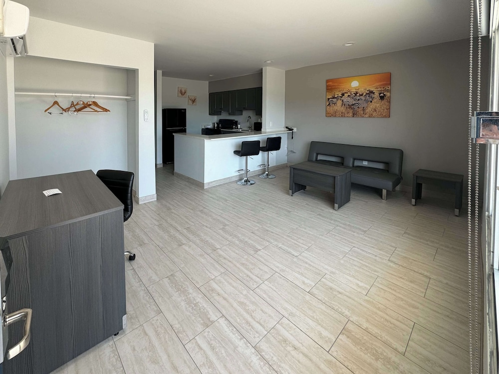 Studio6 Englewood, FL 37/61