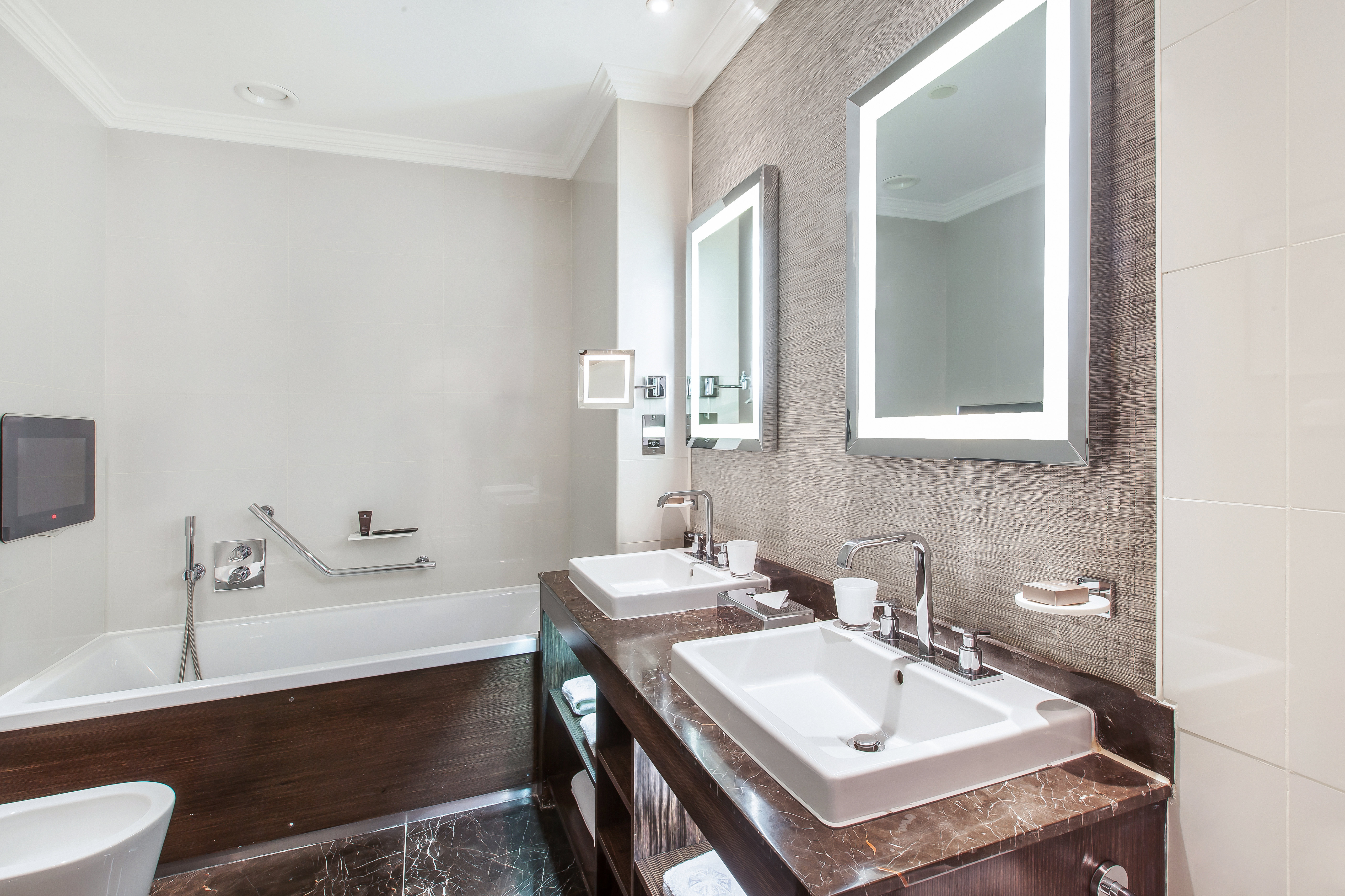 51 Buckingham Gatetaj Suites Residences 83/83