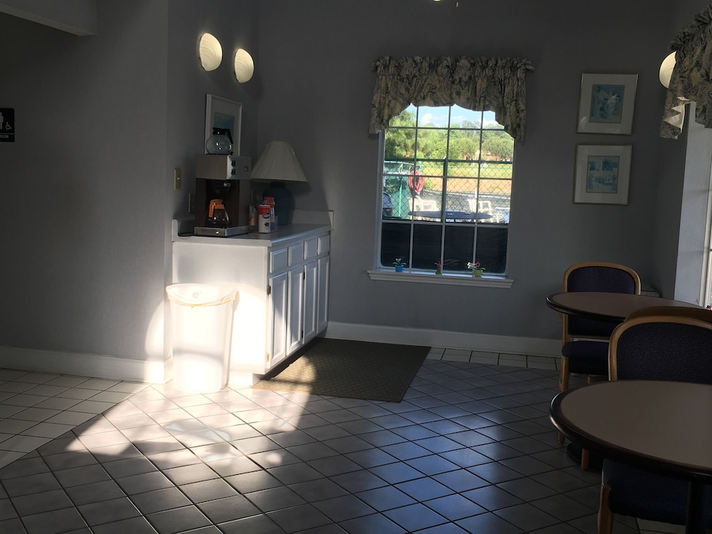 Woodstream Inn 49/57