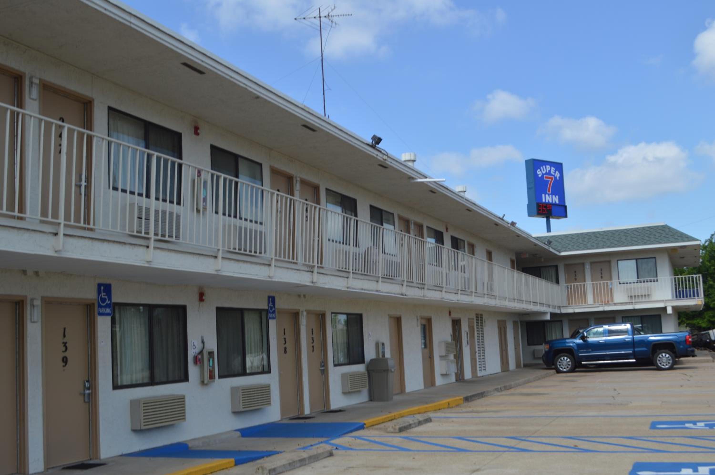 Super 7 Inn Bossier City 35/42
