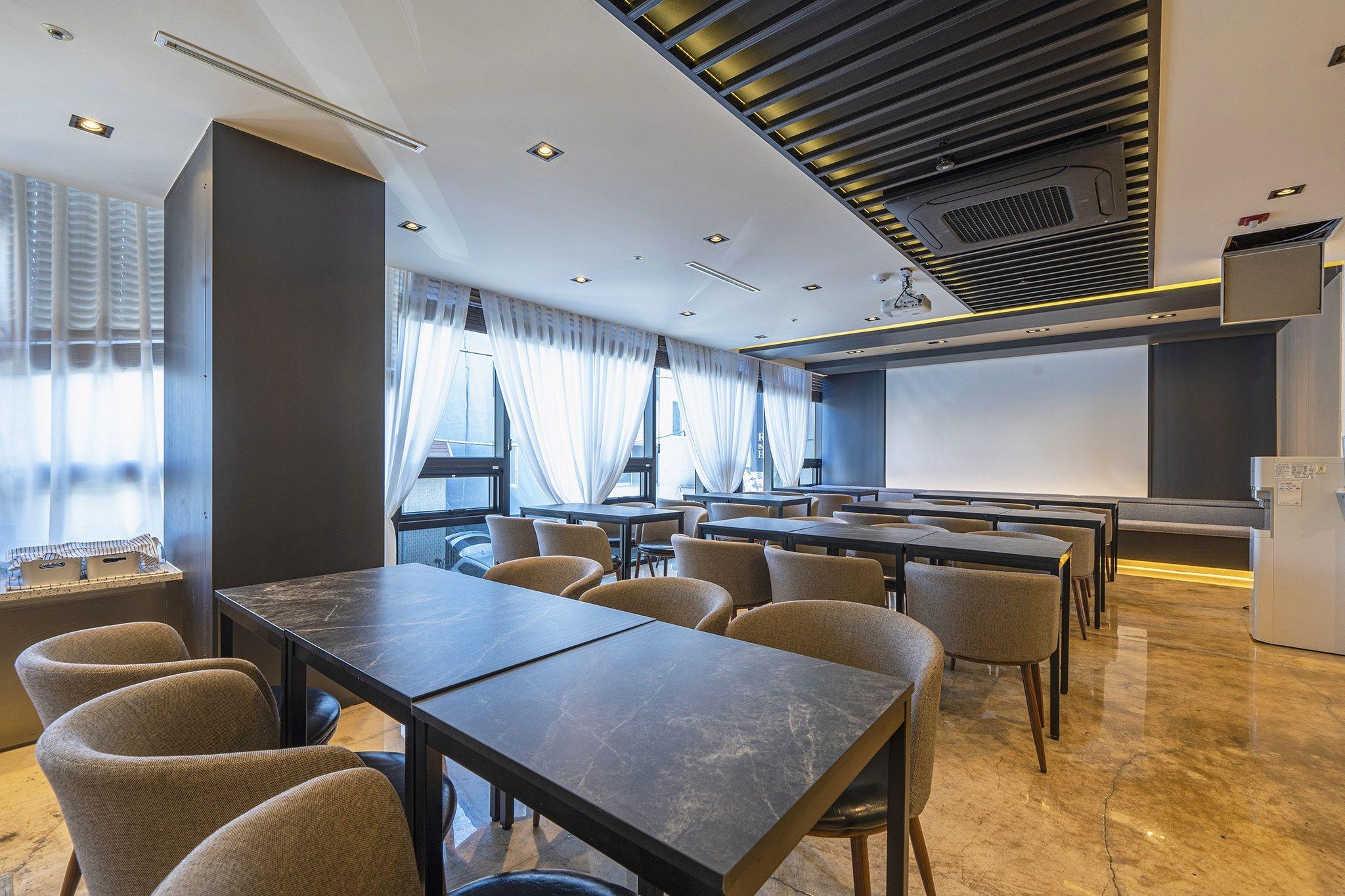 R&B Business Hotel 41/42