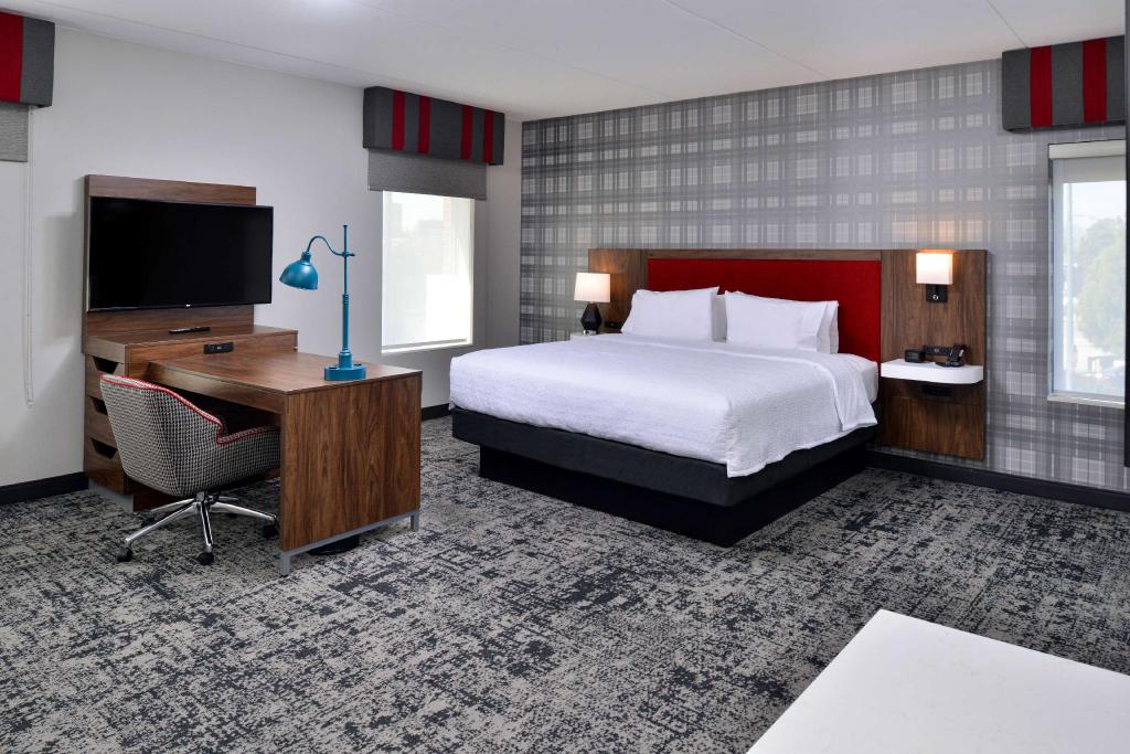 SUITE, KING BED, ACCESSIBLE