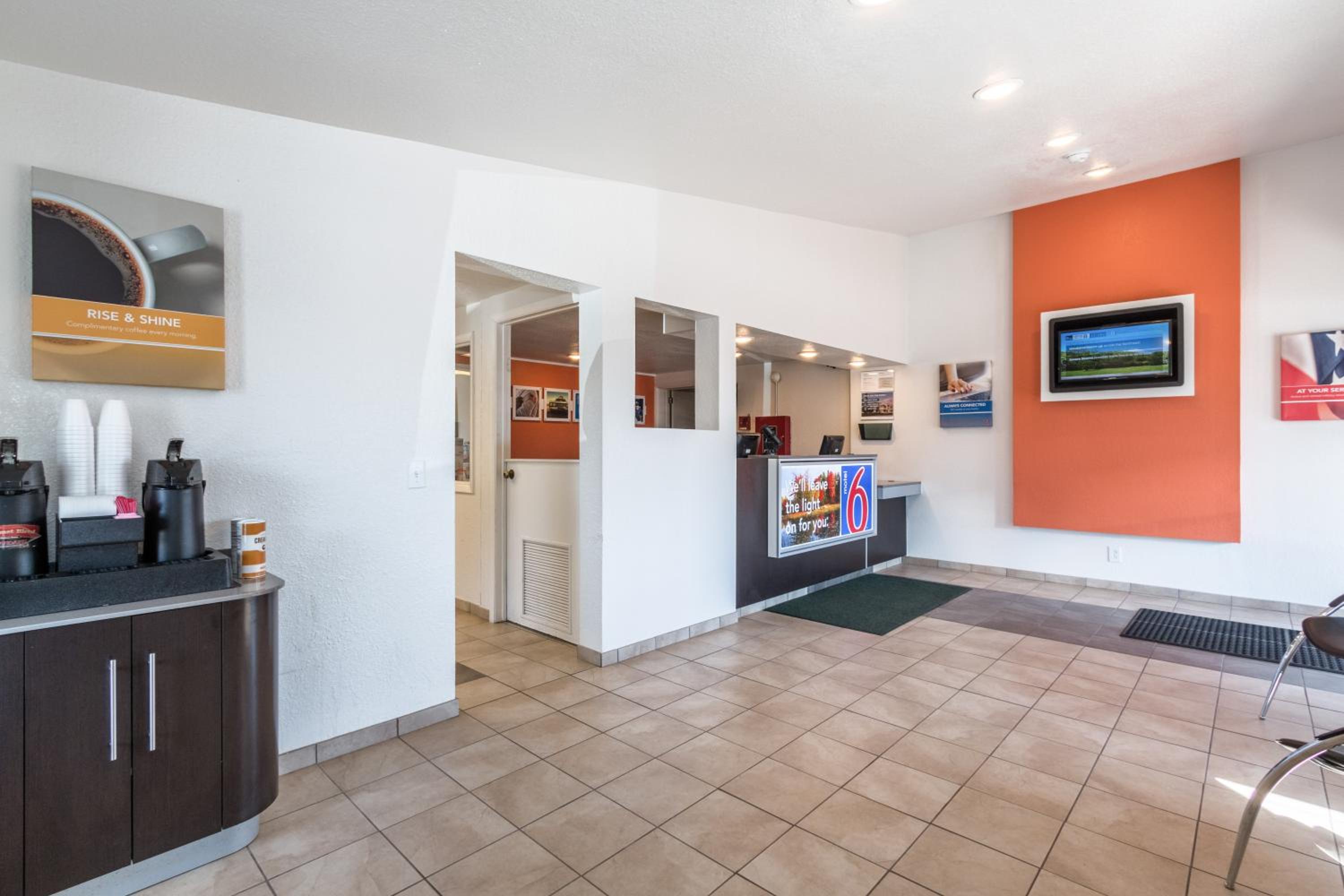 Travelodge by Wyndham Lansing MI 6/21