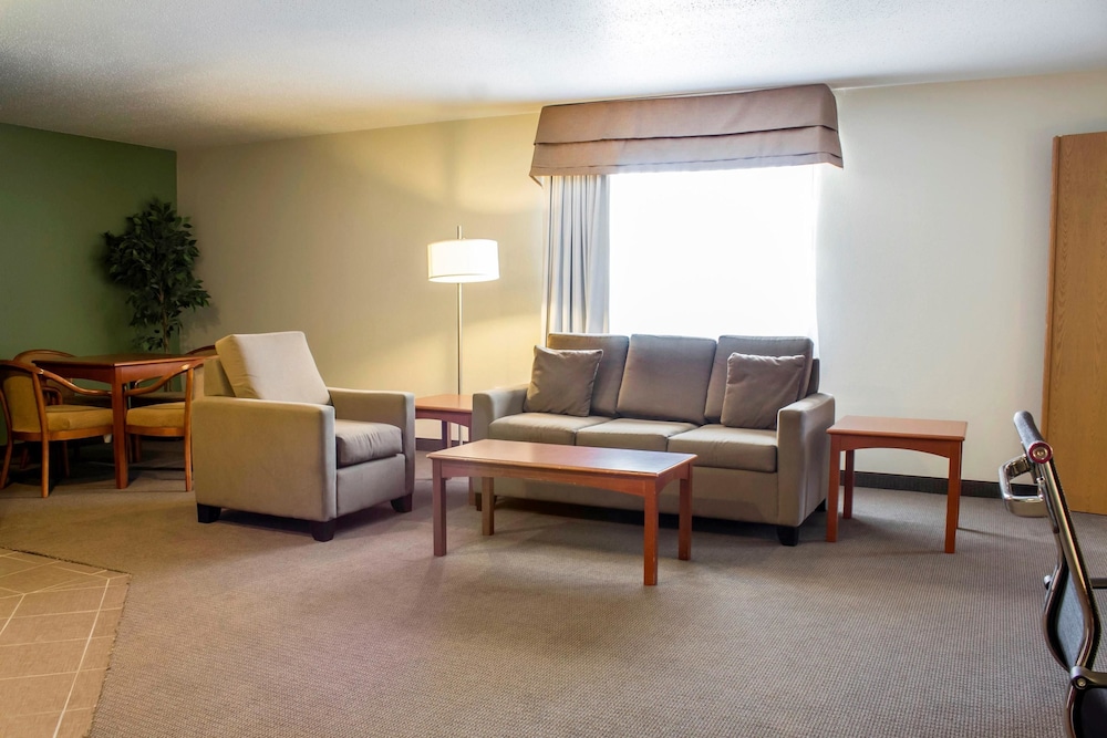 Sleep Inn & Suites Charles City 25/54
