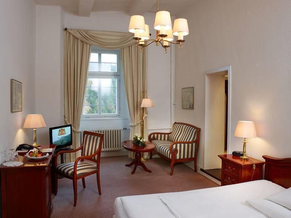 Hotel und Restaurant Burg Schnellenberg 37/54