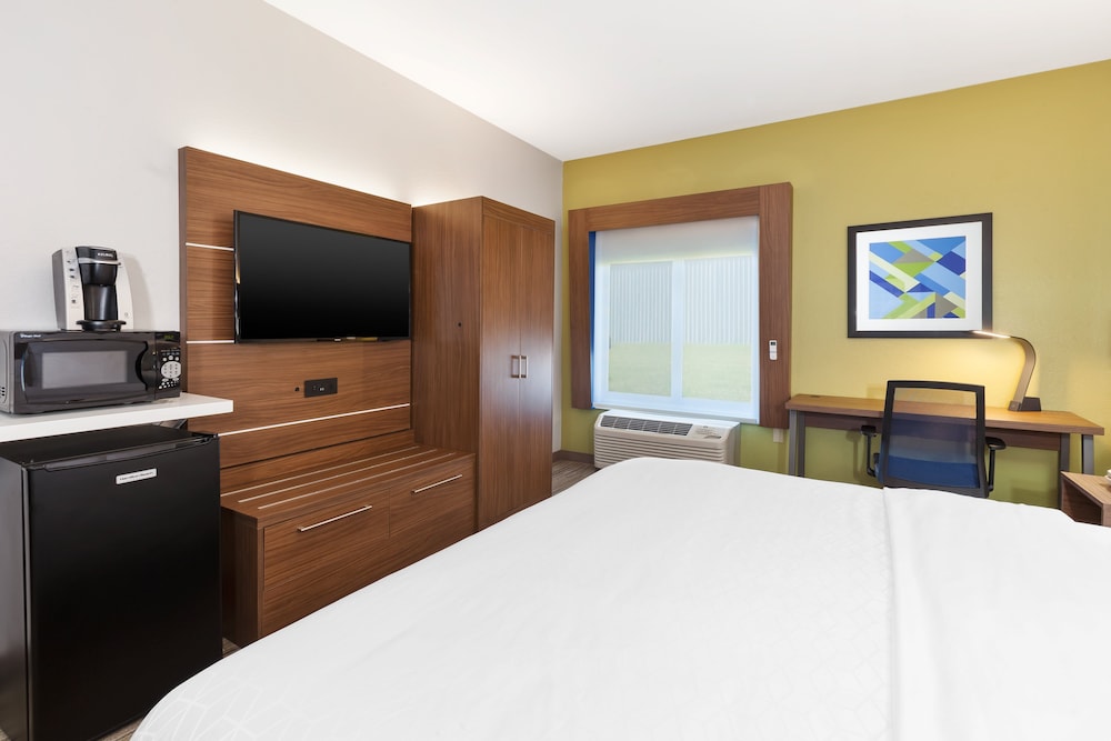 Holiday Inn Express Hotel And Suites Three Rivers 12/60