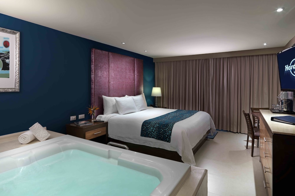 CLASSIC, DELUXE, KING BED