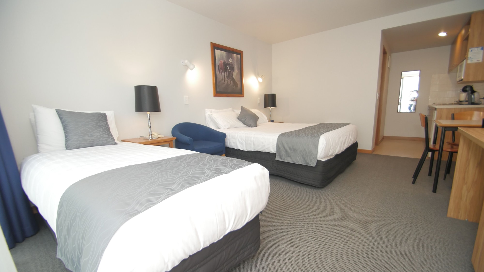 STUDIO, TWIN BEDS