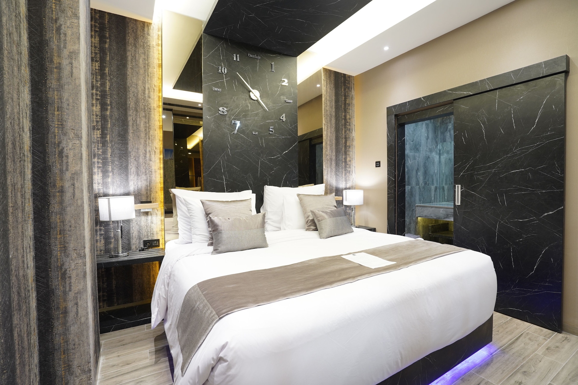 Suite, King Bed
