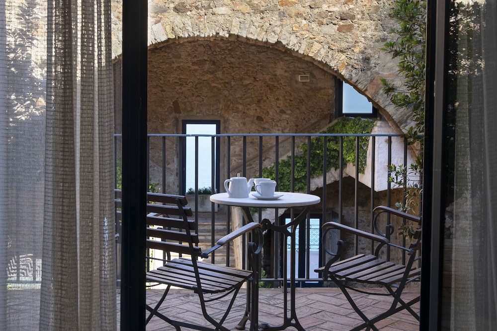 El Far Hotel Restaurant 44/54