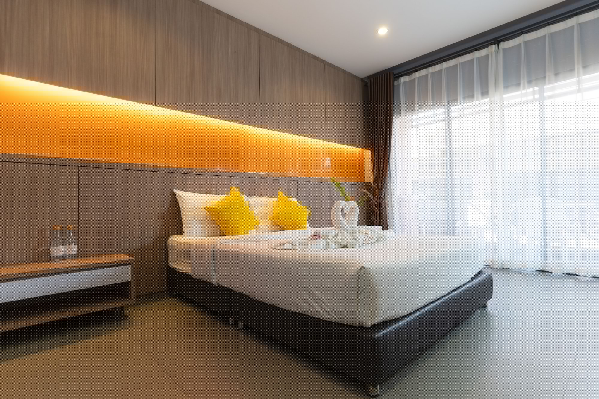 SUPERIOR, QUEEN BED