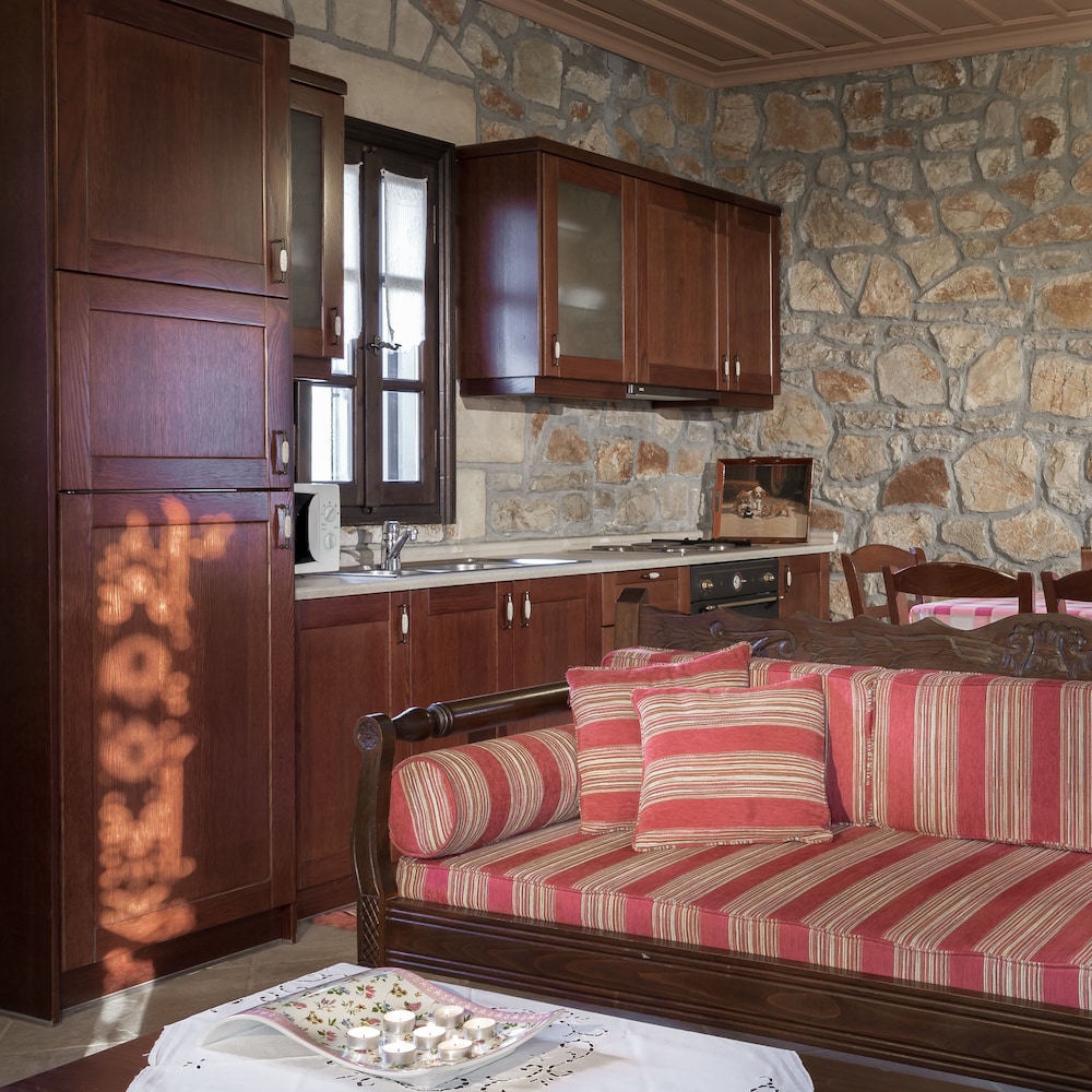 Klymeni Traditional Homes 3/50