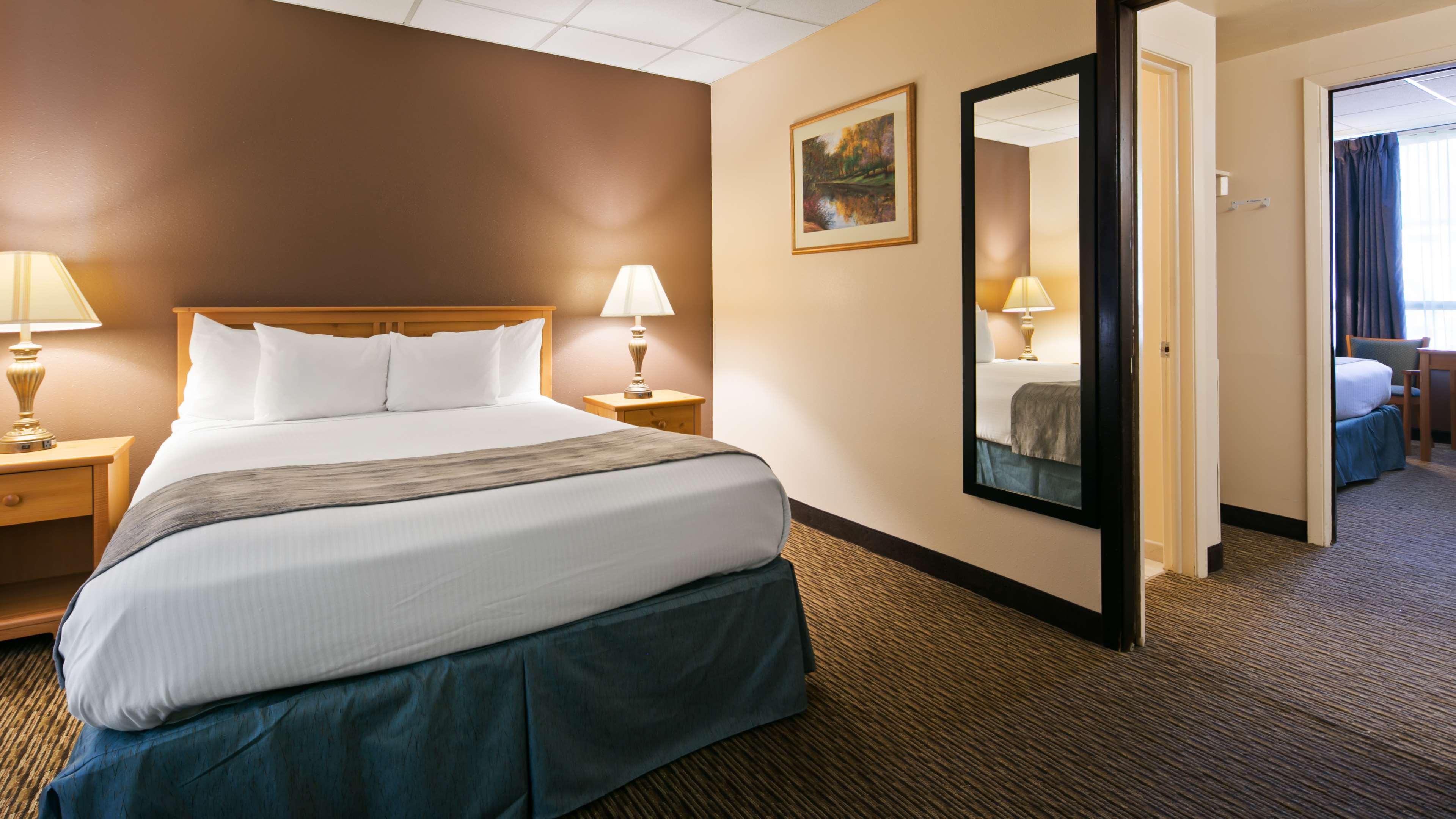 2 Bedrooms, Suite, 2 Queen Beds, Exterior Entrance