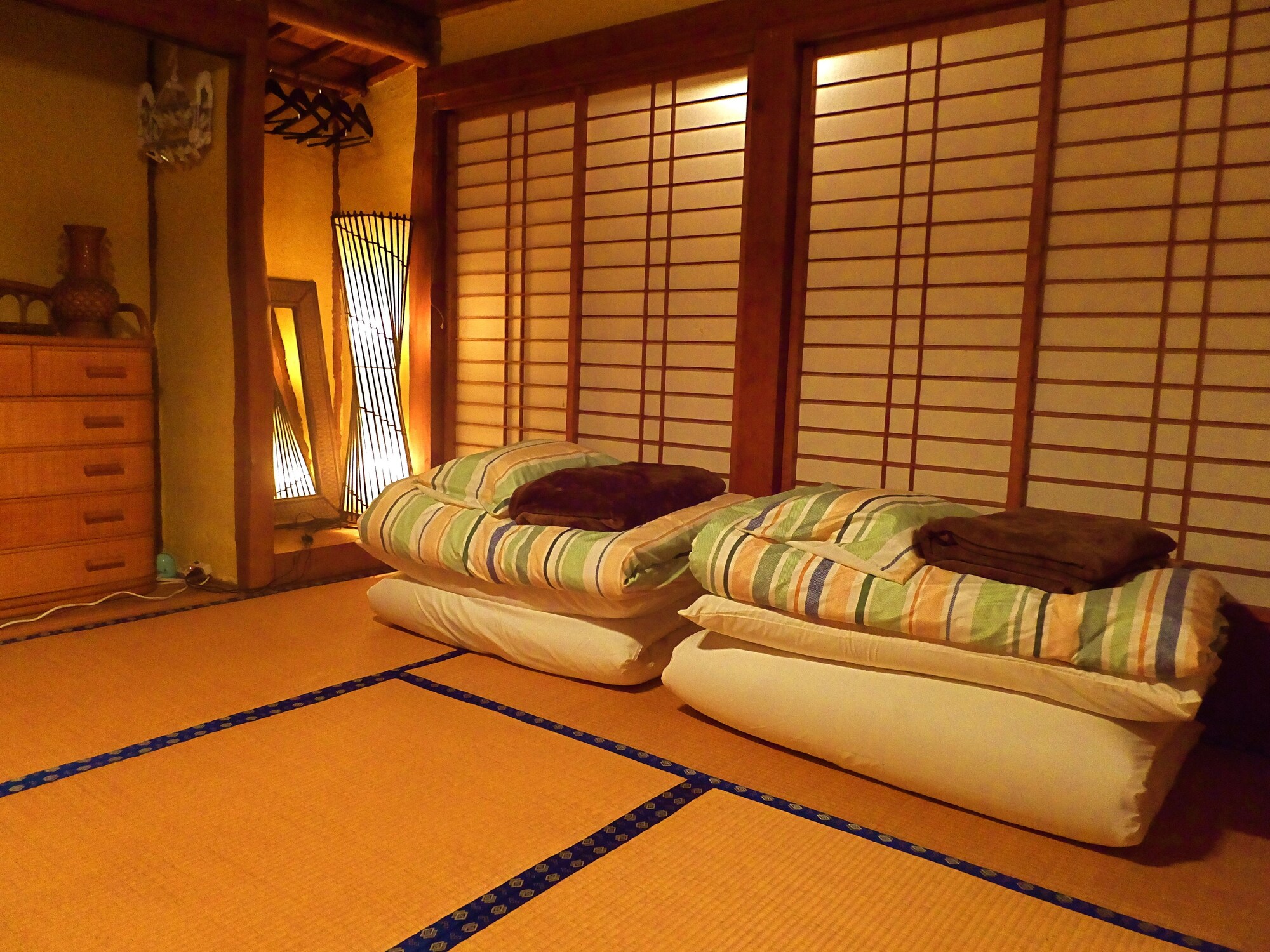 BASIC, TWIN BEDS, SHARED BATHROOM